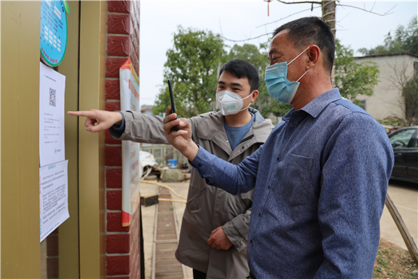 株洲清水塘項目黨員指導務工人員使用健康碼.JPG